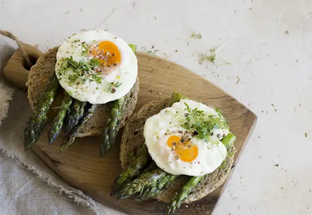 Szparagi na obiad: Przepisy, triki i idealne połączenia!