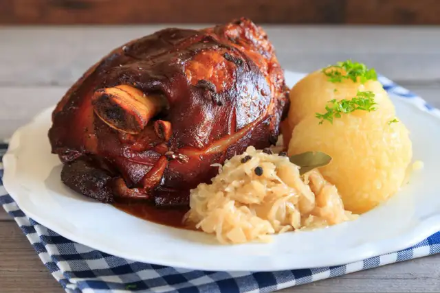 Przepis na soczystą golonkę pieczoną: Krok po kroku do idealnej golonki