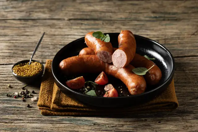 Kiełbasa polska surowa: poznaj jej smaki, rodzaje i zastosowanie
