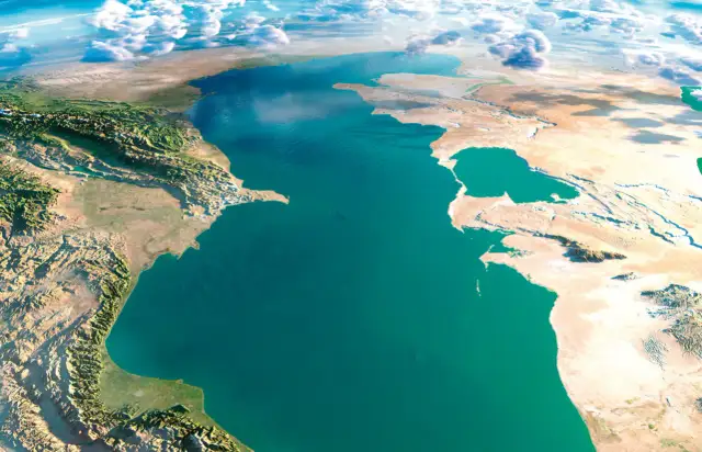 Widok z lotu ptaka na Morze Kaspijskie, otoczone suchymi lądami i górami.