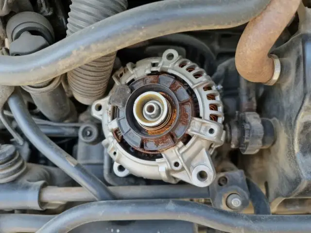 Jazda z uszkodzonym alternatorem? Ile przejedziesz i co robić?