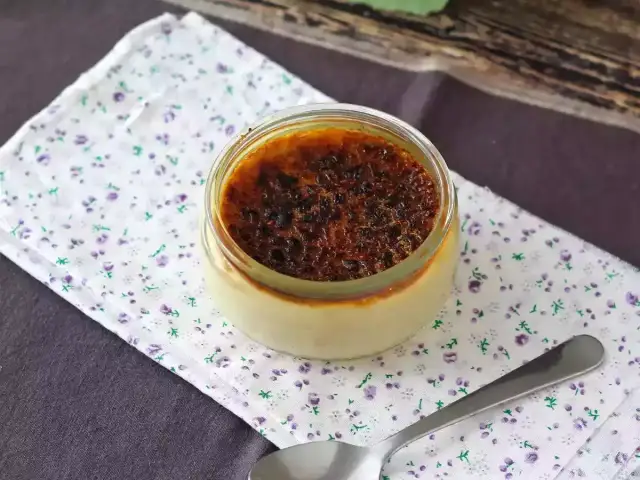 Jak skarmelizować crème brûlée bez palnika? Metoda gorącą łyżką!