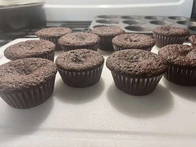 Dlaczego babeczki opadają? Odkryj sekrety puszystych wypieków