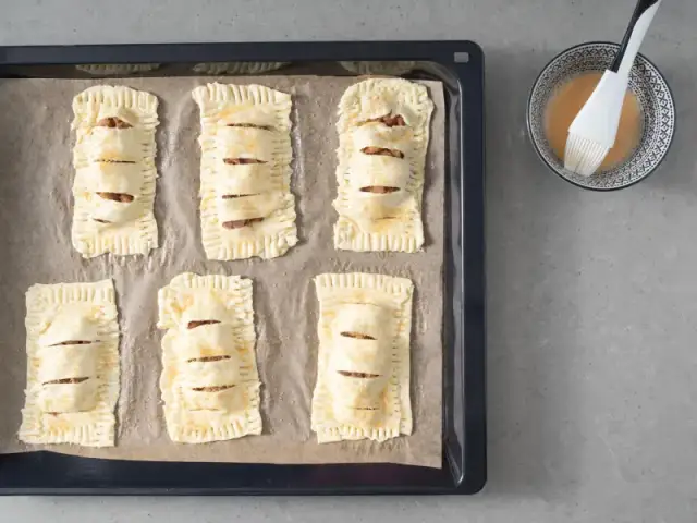Jak zawijać ciastka z ciasta francuskiego, by uniknąć pęknięć i rozlania