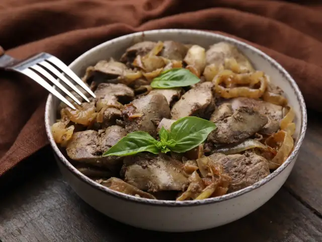 Co pasuje do smażonej wątróbki? Odkryj najlepsze dodatki i smaki