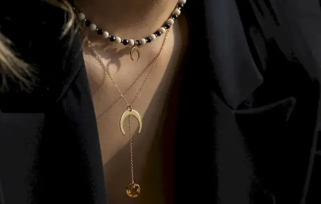 Księżyc na szyi: Tajemnica symboliki i kobiecej mocy