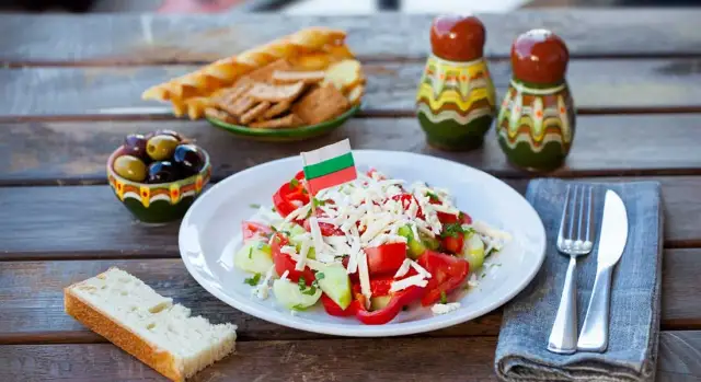 Jakie sery najlepiej pasują do sałatki szopskiej dla autentycznego smaku?