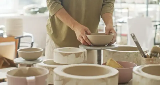 Zajęcia z ceramiki: Relaks, pasja i Twoje pierwsze dzieło z gliny!