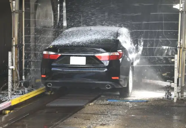 Myjnia bezdotykowa: Ile kosztuje i czy się opłaca? Analiza inwestycji