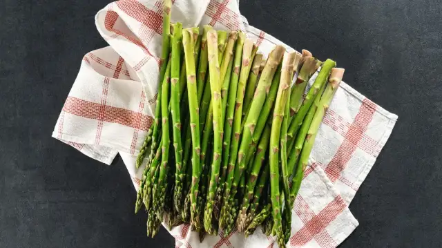 Polskie szparagi: Kiedy sezon? Jak wybrać i przechowywać?