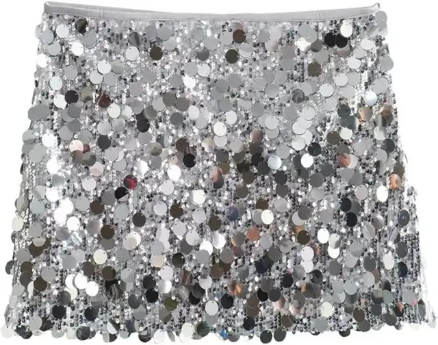 Falda de lentejuelas plateada: Deslumbra con looks de día y de noche
