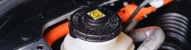 Bremsflüssigkeit wechseln: So vermeiden Sie teure Schäden am Auto