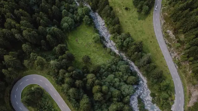 Szczecin-Kołobrzeg: Odległość, czas i koszty. Który transport wybrać?