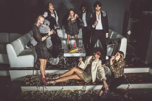 Idealny strój na domówkę? Połącz styl i wygodę bez wpadek!