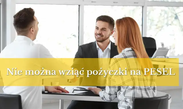 Trzy osoby przy biurku, jedna z nich mówi, że nie można wziąć pożyczki na PESEL.