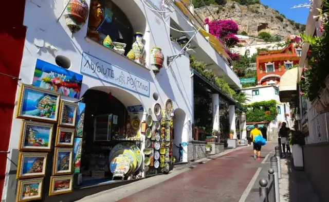 Pamiątki z Włoch: Jak wybrać autentyczne smaki i rzemiosło?