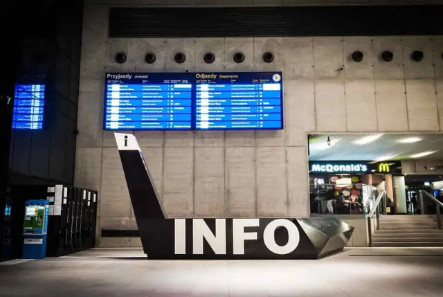 Szukasz informacji, jak dojechać na lotnisko w Katowicach z dworca PKP? Tablice informacyjne i ławka "INFO" pomogą Ci znaleźć drogę.