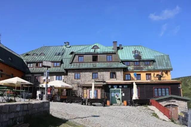 Ile kosztuje schronisko? Aktualne ceny i triki na tańszy nocleg.