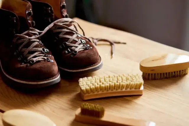 Jak usunąć rysy z butów zamszowych – skuteczne metody na zarysowania