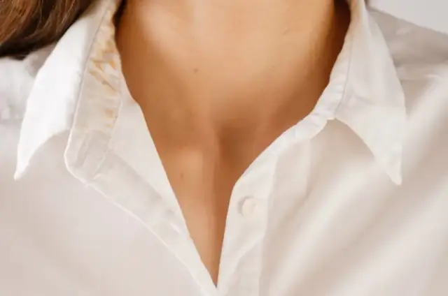 Jak zmyć podkład z białej bluzki? Skuteczne triki Klaudii P.