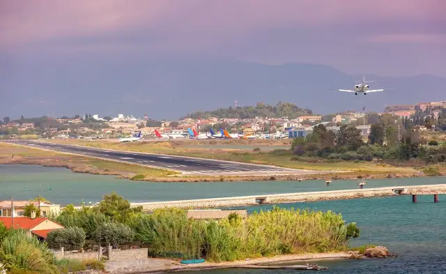 Jak dojechać z lotniska Korfu do Kavos? Sprawdź najlepsze opcje transportu