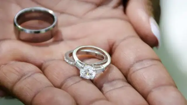 Obrączka w ciąży: kiedy zdjąć? Poznaj bezpieczne sposoby