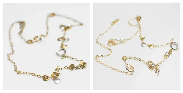 Dwa złote naszyjniki z zawieszkami w kształcie kółek i dysków na białym tle.