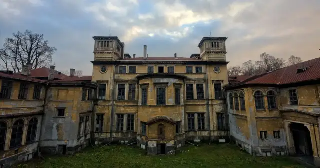 Pałac w Krzeszowicach - historia, architektura i aktualny stan obiektu