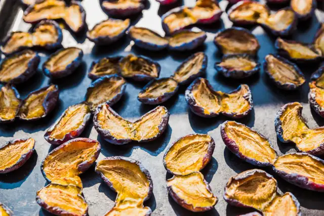 Jak suszyć śliwki w piekarniku? Uniknij błędów, ciesz się smakiem!