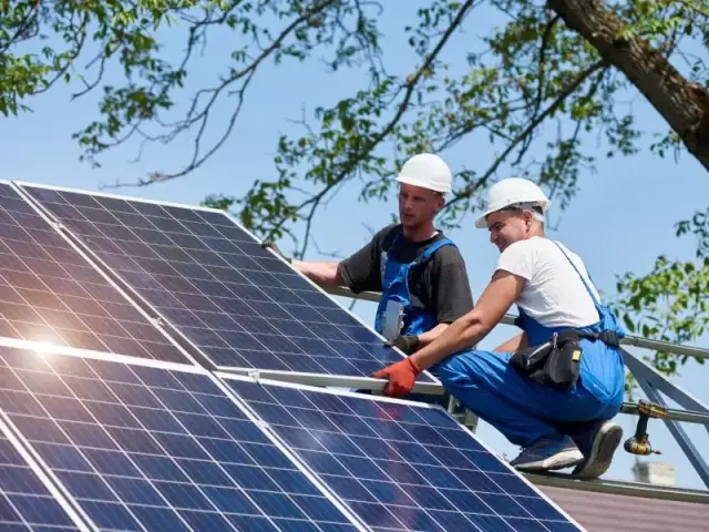 Mikroinstalacja OZE: Jak działa, ile oszczędzisz i skąd dotacje?