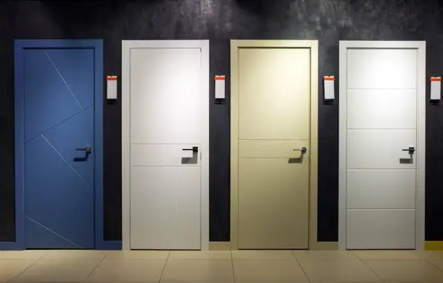 Drzwi drewniane czy metalowe? Poznaj kluczowe różnice i wybierz mądrze