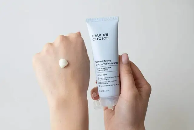 Jaki krem do cery tłustej? Odkryj najlepsze lekkie formuły bez tłustości