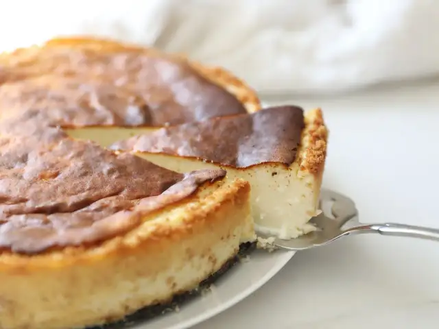 Sernik z wiaderka, który zawsze wychodzi? Sprawdź przepis Oli!