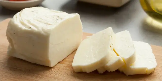 Z czego jest ser halloumi? Odkryj sekrety jego wyjątkowych składników