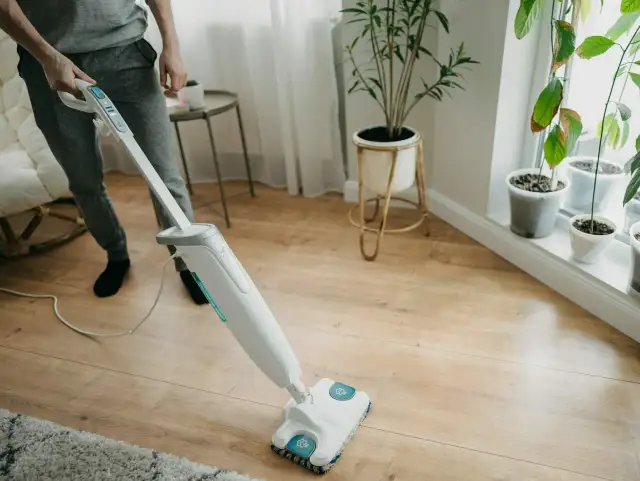 Mop parowy do paneli: bezpieczny wybór czy ryzyko? Poradnik