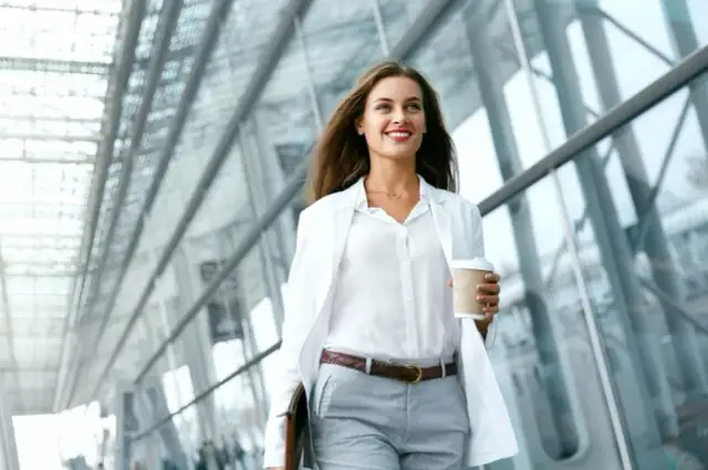 Jaką bluzkę pod żakiet wybrać, aby wyglądać elegancko i stylowo?