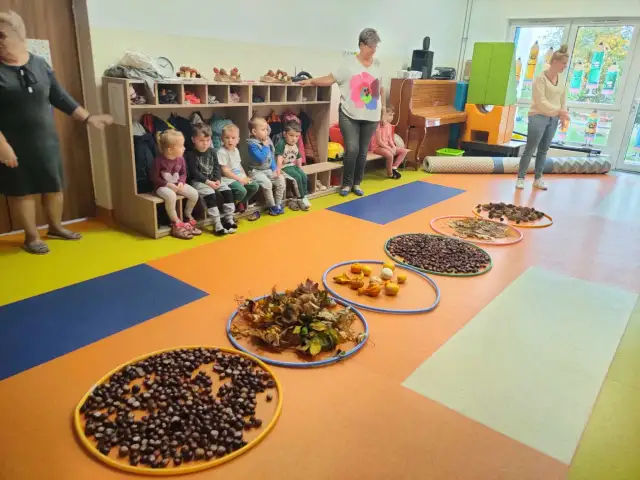 Jak stworzyć jesienną ścieżkę sensoryczną? Rozwiń zmysły dziecka!