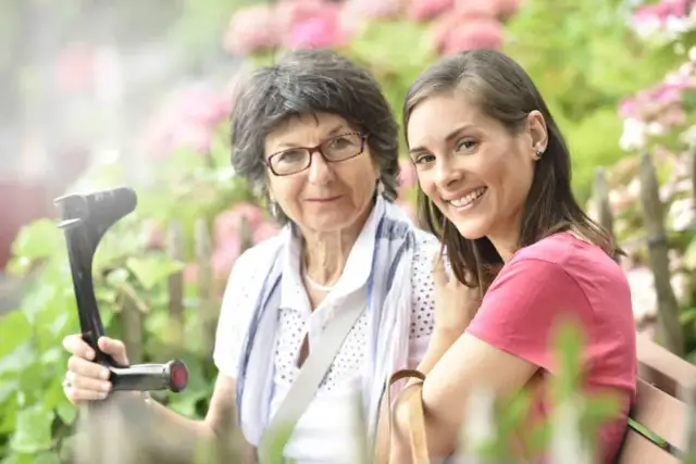 Ile bierze opiekunka do osoby starszej? Sprawdź ceny i usługi