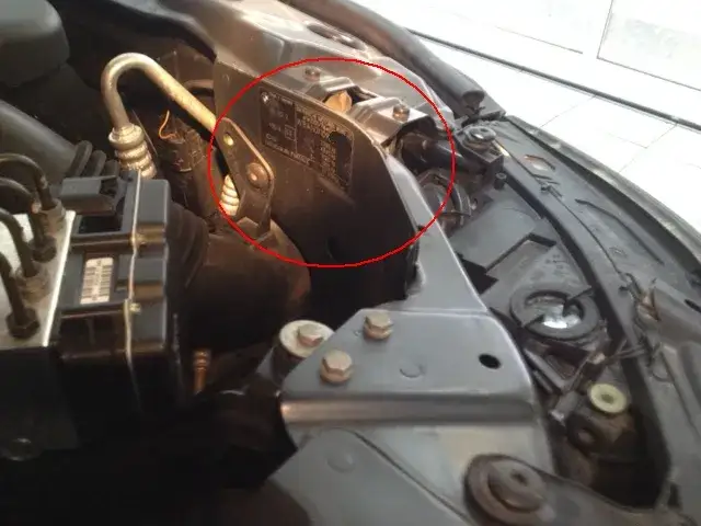 Gdzie jest tabliczka znamionowa w BMW E60? Oto co musisz wiedzieć