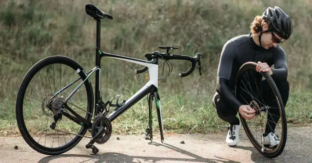 Jak wymienić oponę w rowerze - uniknij najczęstszych błędów