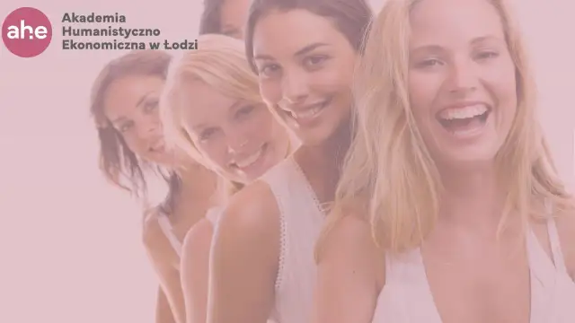 Uśmiechnięte kobiety, symbolizujące motyw kobiety w literaturze, na tle Akademii Humanistyczno-Ekonomicznej w Łodzi.