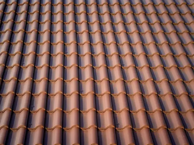 Ile dachówek na palecie? Sprawdź, jak obliczyć ich ilość na dach