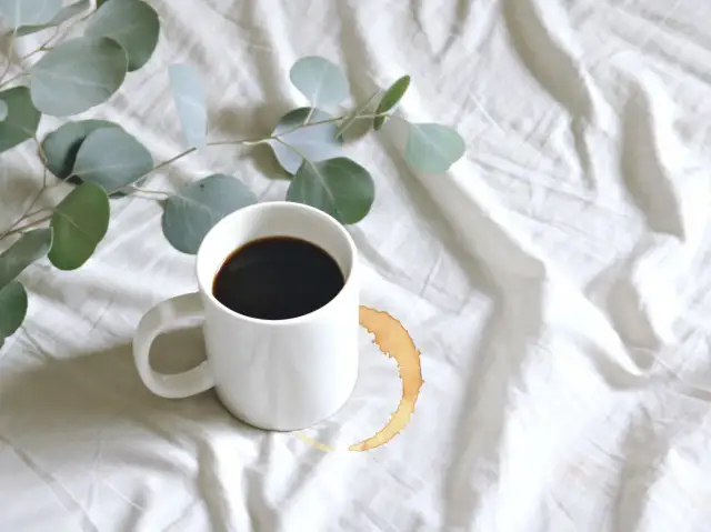 Jak skutecznie usunąć plamę z kawy z białej bluzki bez wysiłku