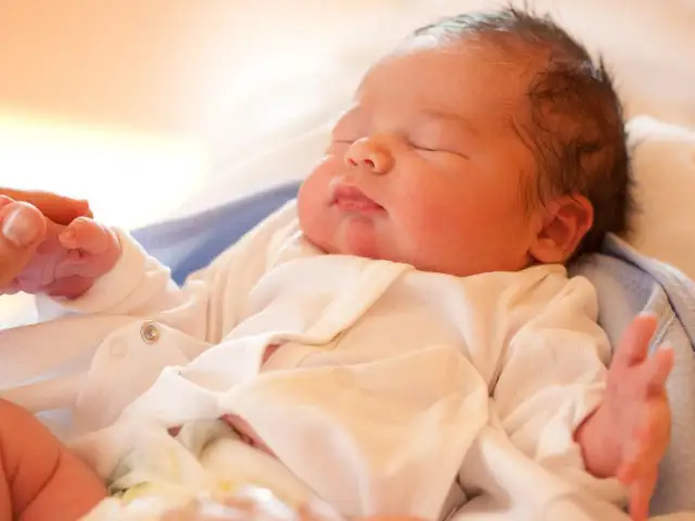 Jak ubrać noworodka na wyjście ze szpitala jesienią, by nie zmarzł