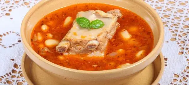 Ile kalorii ma zupa fasolowa z kiełbasą? Wartość odżywcza i porady dietetyczne