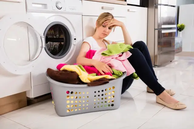 Jak usunąć trudne plamy z ubrań - skuteczne metody i porady