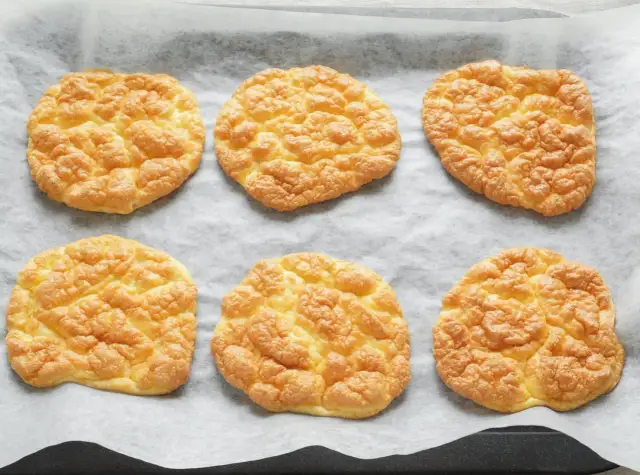 Zamienniki chleba keto: Przepisy i gotowe produkty [2025]