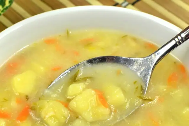 Jak ugotować zupę ogórkową z ziemniakami - prosty przepis na smakowitość