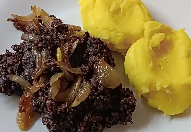 Jak usmażyć kaszankę na patelni, aby była soczysta i chrupiąca