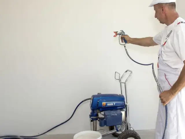 Gładź gotowa czy sypka? Wybór amatora: Wygoda czy oszczędność?